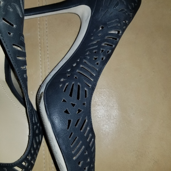 BCBG leather synthetic pump - Picture 6 of 7